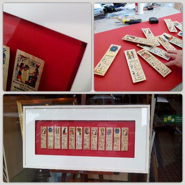 #marcohechoamedida para esta #colección de #puntosdelibro de #papiro montados en #vitrina sobre fondo #rojo al #aire#cuadrosesteve