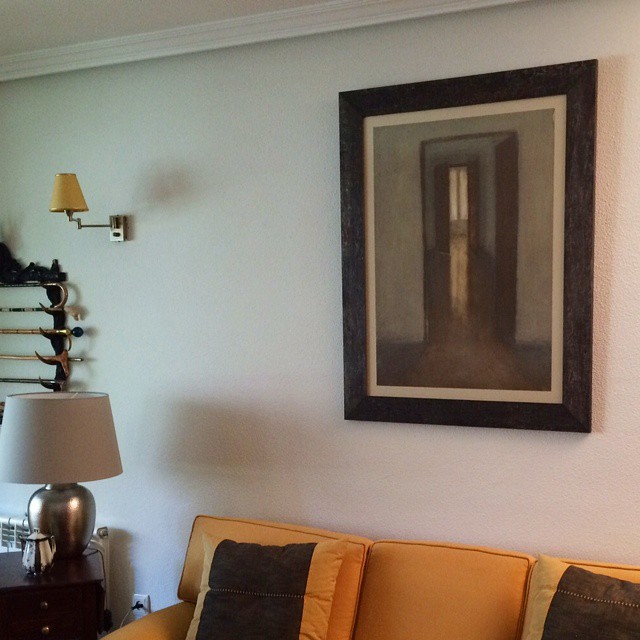 #litografía  de Carmen Galofré enmarcada con #marcosamedida en #madera #rústica y ya colgada en su #pared