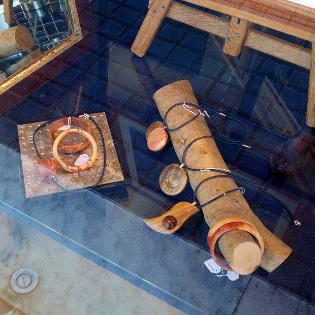 #colgantes y #aros de #madera de #olivo y #algarrobo únicos hechos de manera #artesanal El #tronco es de #olivo