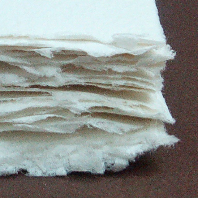 Detalle de unas #hojas de #papelhechoamano con #fibras #naturales de #algodón y  #reciclado Sólo falta #prensar y listas para #dibujar #estampar o #pintar sobre ellas.