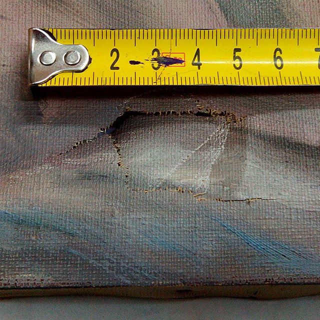 Aquí tenemos una #pinturaaloleo con un "siete" en una #tela #antigua muy seca y #quebradiza Es el momento de ponerse a #trabajar para #restaurar el roto