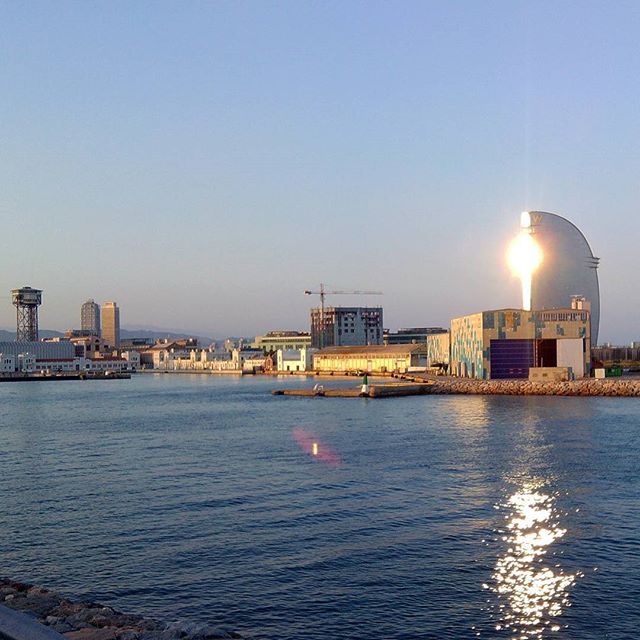 #reflejos del #atardecer en el #puerto de #barcelona El #hotelwela haciendo de #faro