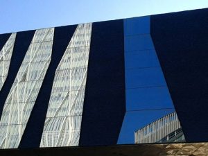 Composición de #estructuras y #reflejos en el #forum  de #barcelona #arteurbano  al #natural