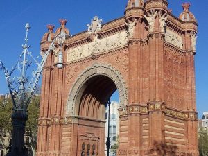 Siempre ahí plantado en mitad del paseo, acompañando a #vecinos y #visitantes Cuántas #fotografías recibe cada día ??? #barcelona #fortpienc #arcodetriunfo #igersbarcelona #arte #artesanía #monumento #marcosamedida #enmarcar