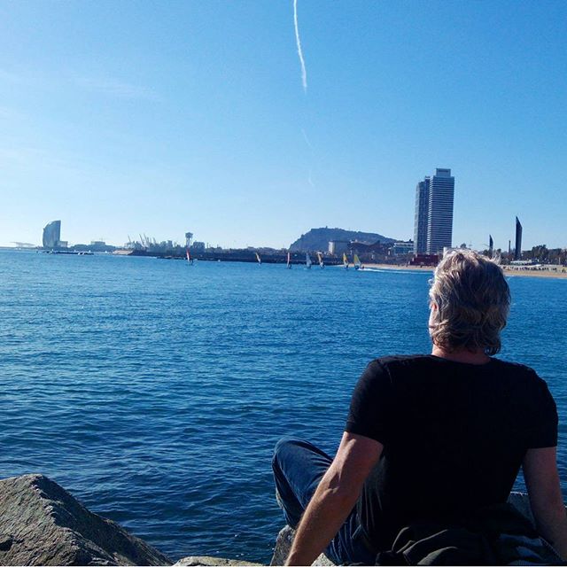 29 de Septiembre ??? En #barcelona hoy es casi #primavera al #sol ... Bueno para #respirar bien, descansar y recuperar #energía #barcelona #playa #luz #airelimpio #relax