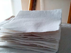 Confeccionando #papelhechoamano de #fibras #naturales y #recicladas de #algodón para la #estampación y #edición de #grabados propios. Hojas de 20×20 cm. Preparando #santjordi 23 Abril.#arte #artesanía #hechoamano #diy #hechoamedida #barcelona #fortpienc