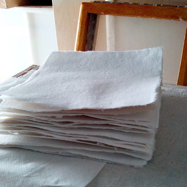 Confeccionando #papelhechoamano de #fibras #naturales y #recicladas de #algodón para la #estampación y #edición de #grabados propios. Hojas de 20x20 cm. Preparando #santjordi 23 Abril.#arte #artesanía #hechoamano #diy #hechoamedida #barcelona #fortpienc