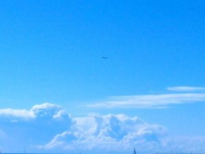 #horizonte con #nubes amenazantes. Mejor no estar debajo y disfrutar de este #sol este #cielo tan #azul y limpio… #naturaleza #cumulusnimbus #artenatural #barcelona #villaolimpica #diadeltrabajo #diadelamadre