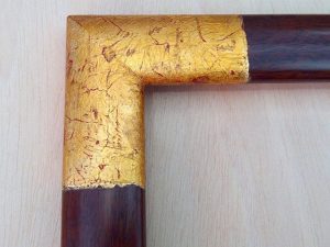 Detalle de un #marcoamedida de raiz de #bubinga con esquinas #doradas con #pandeoro #arte #artesanía #hechoamano #personalizado #unoauno #barcelona #fortpienc