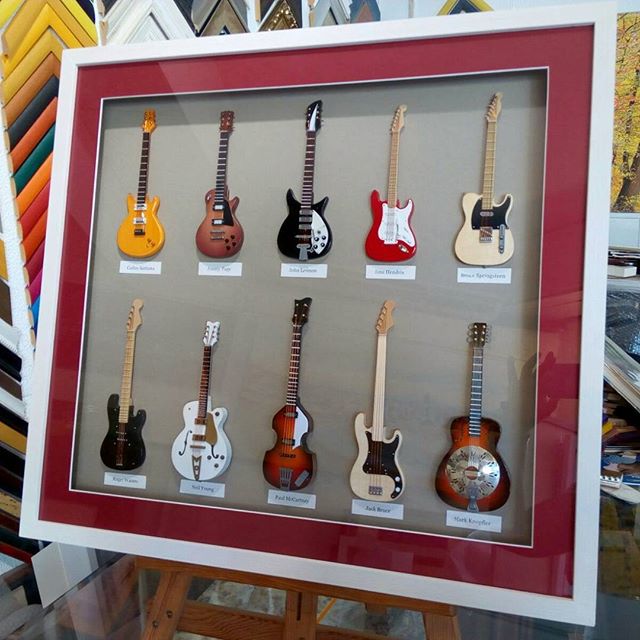 Guitarras enmarcadas en vitrina
