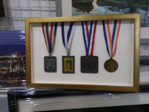 Medallas enmarcadas en vitrina