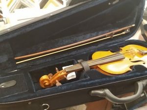 Violín en vitrina