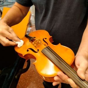 Último toque de limpieza del violín - Esteve Enmarcadores
