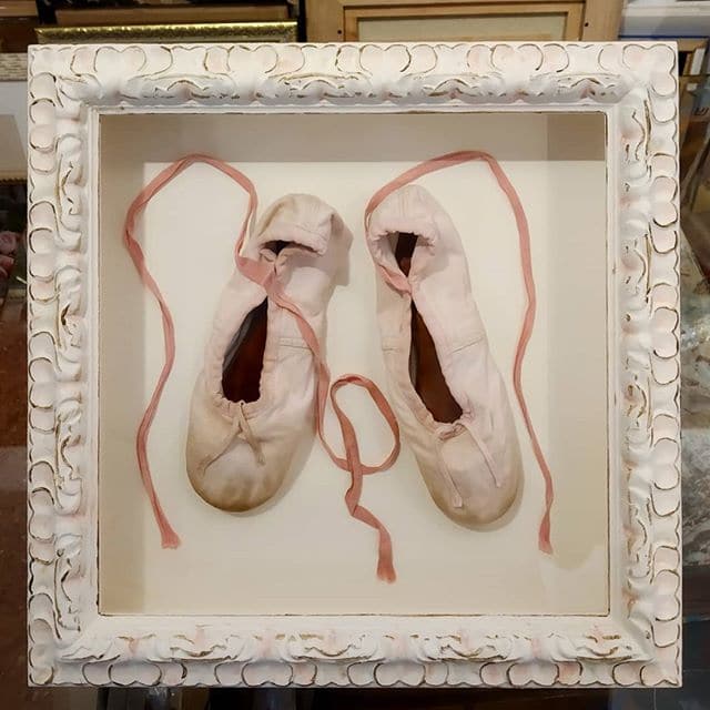Zapatillas de ballet enmarcadas en vitrina - Esteve Enmarcadores