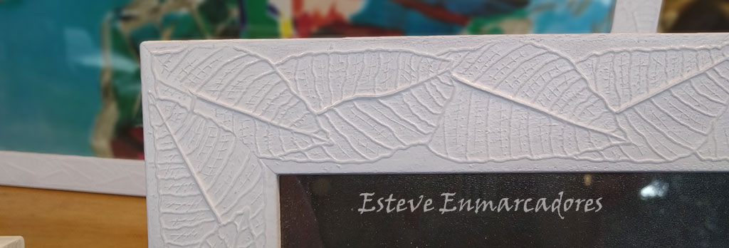 Detalle del marco blanco con relieve de hojas - Esteve Enmarcadores
